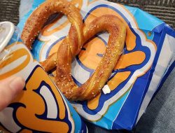 Auntie Anne’s Aeon Tebrau: Kedai Pretzel Kegemaran Anda di Johor Bahru